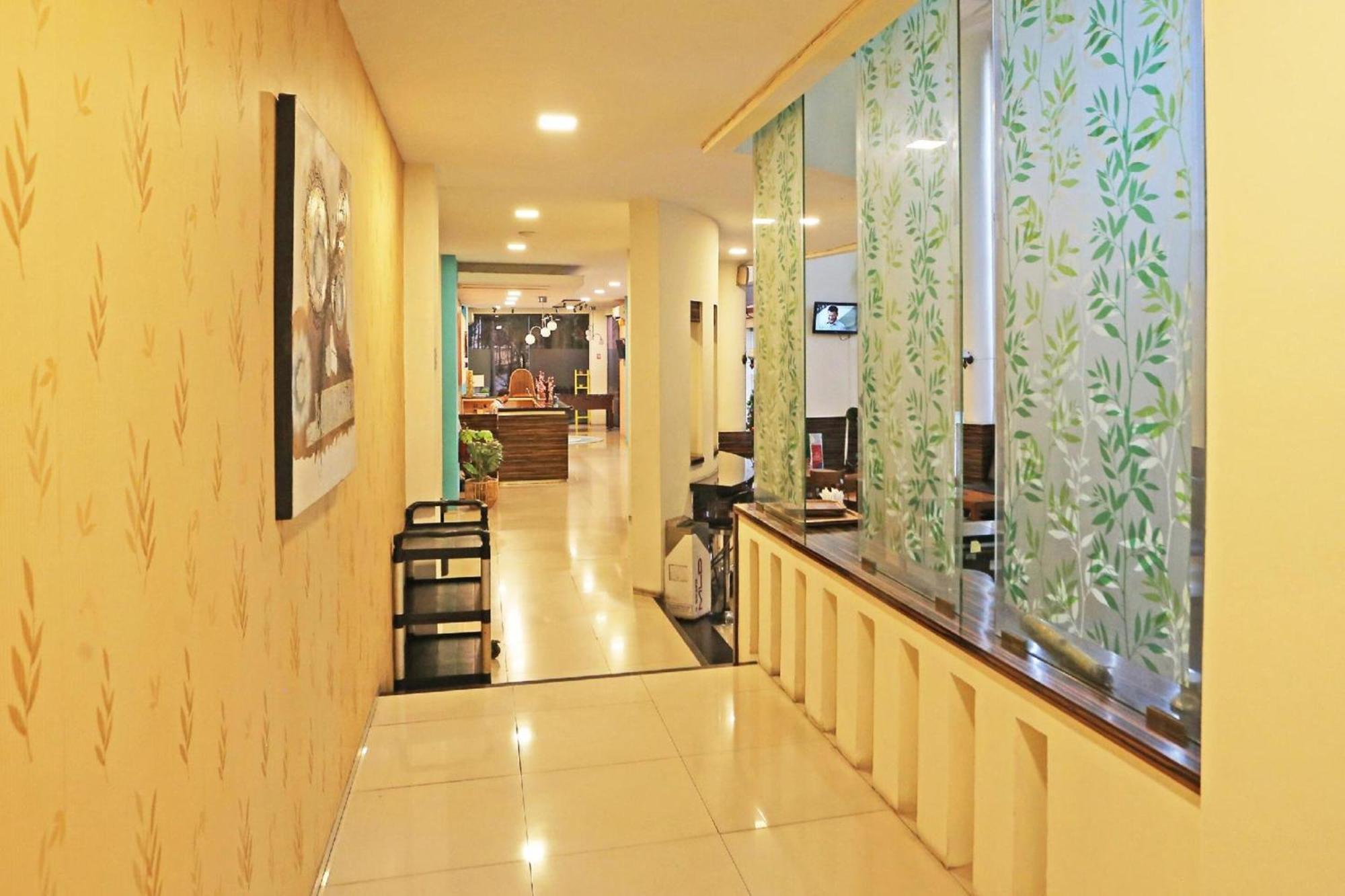 Super Oyo Townhouse Oak Hotel Fiducia Serpong Buitenkant foto