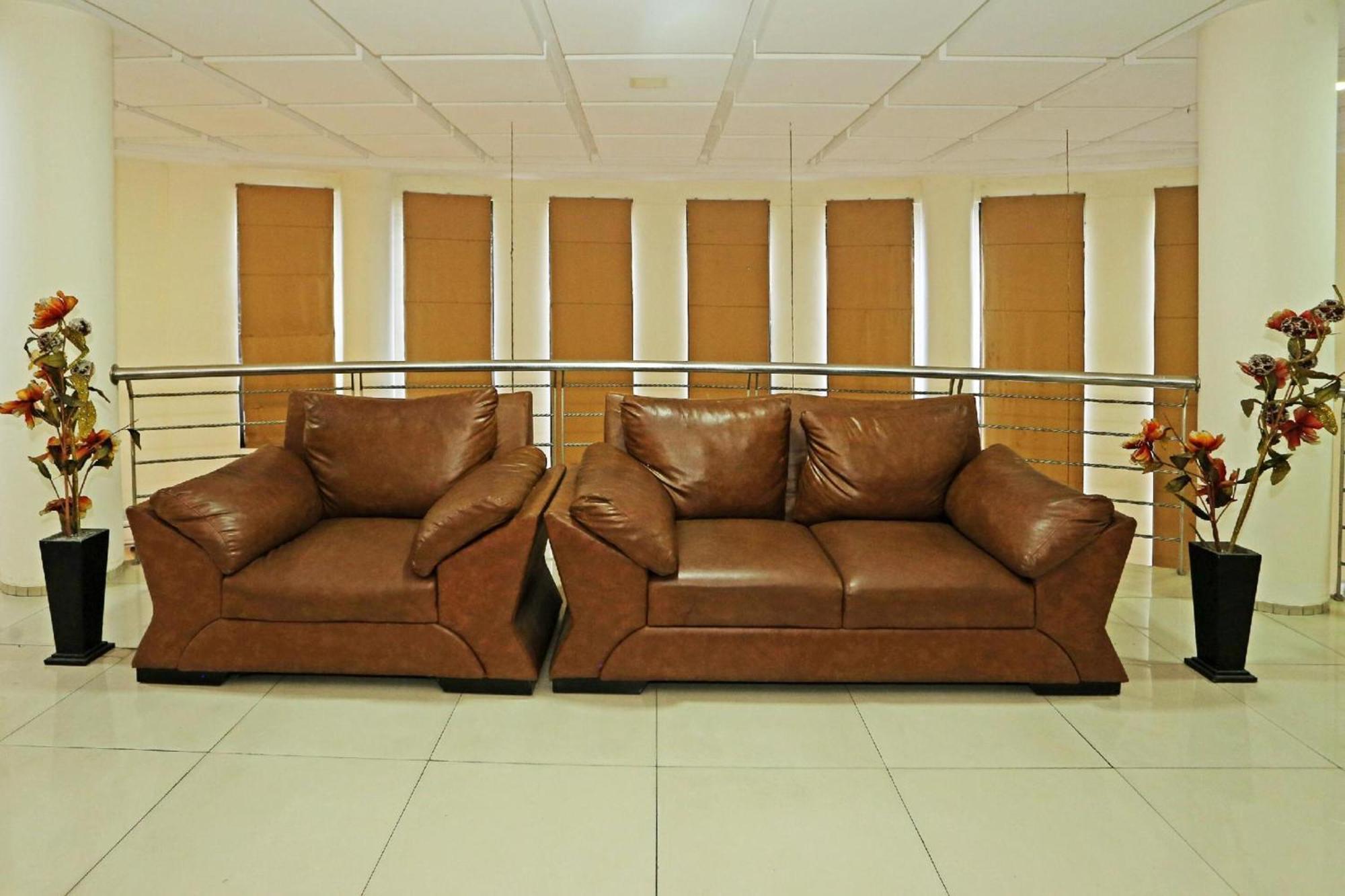 Super Oyo Townhouse Oak Hotel Fiducia Serpong Buitenkant foto