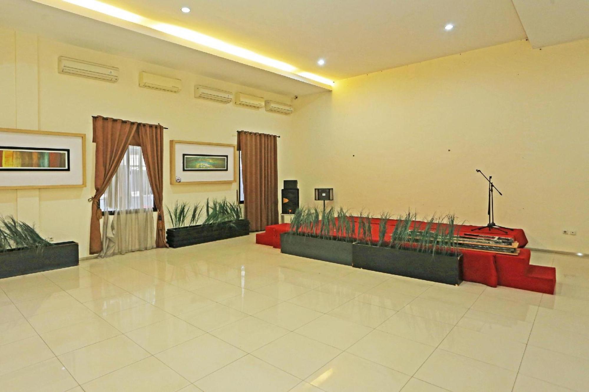 Super Oyo Townhouse Oak Hotel Fiducia Serpong Buitenkant foto