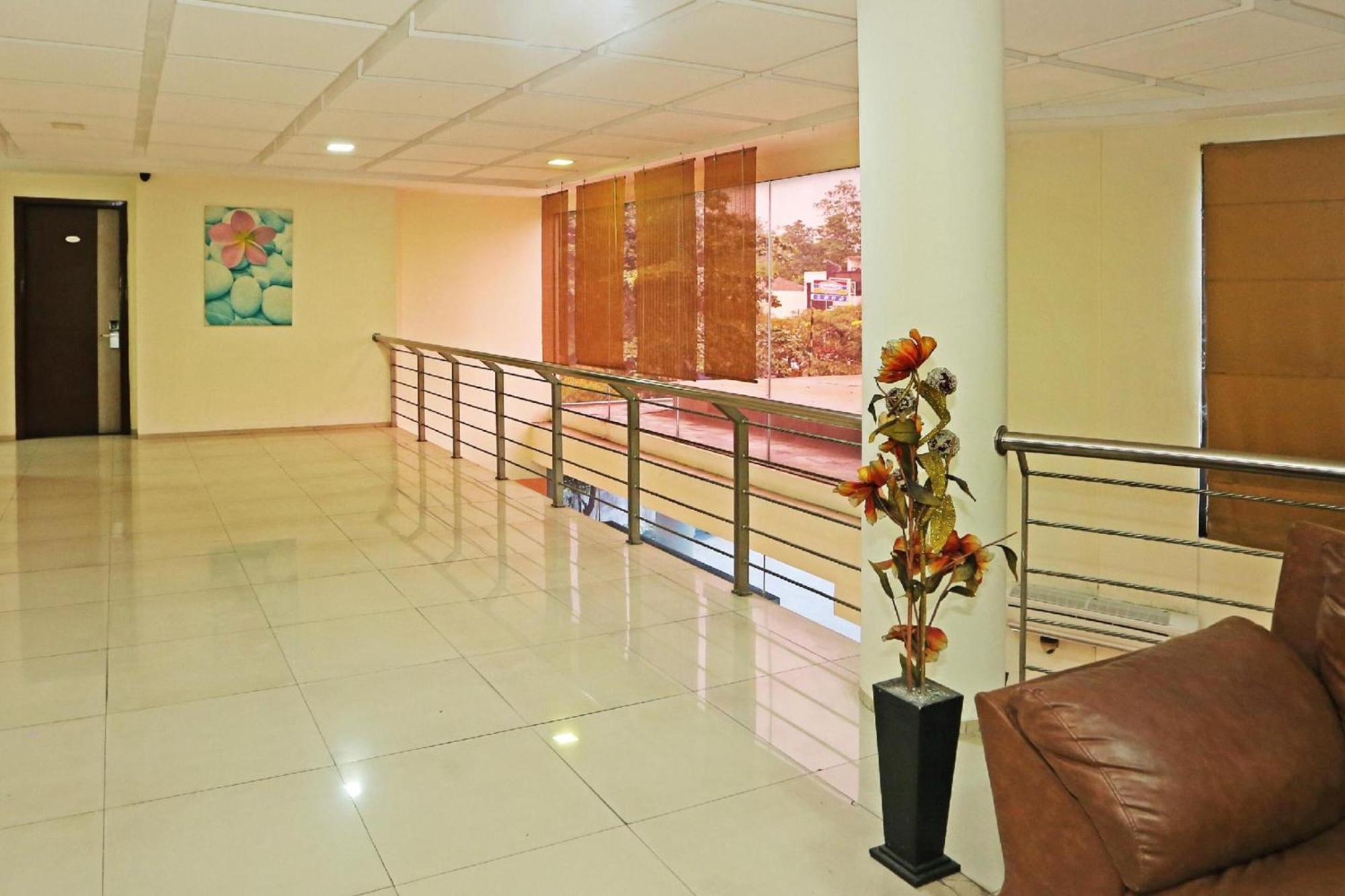 Super Oyo Townhouse Oak Hotel Fiducia Serpong Buitenkant foto