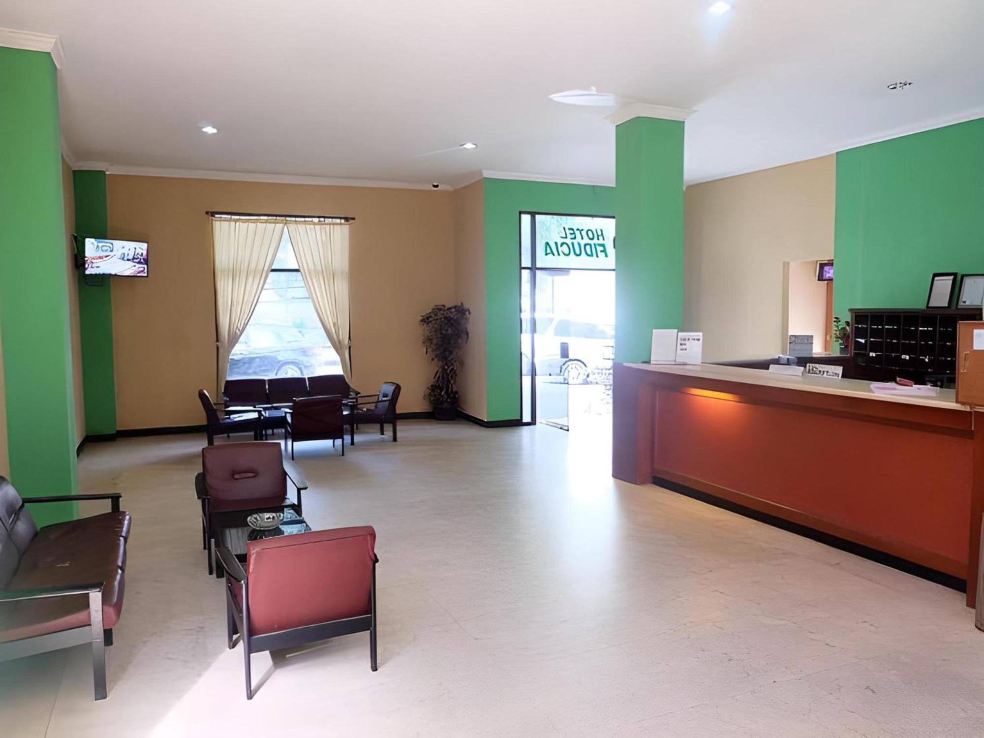 Super Oyo Townhouse Oak Hotel Fiducia Serpong Buitenkant foto