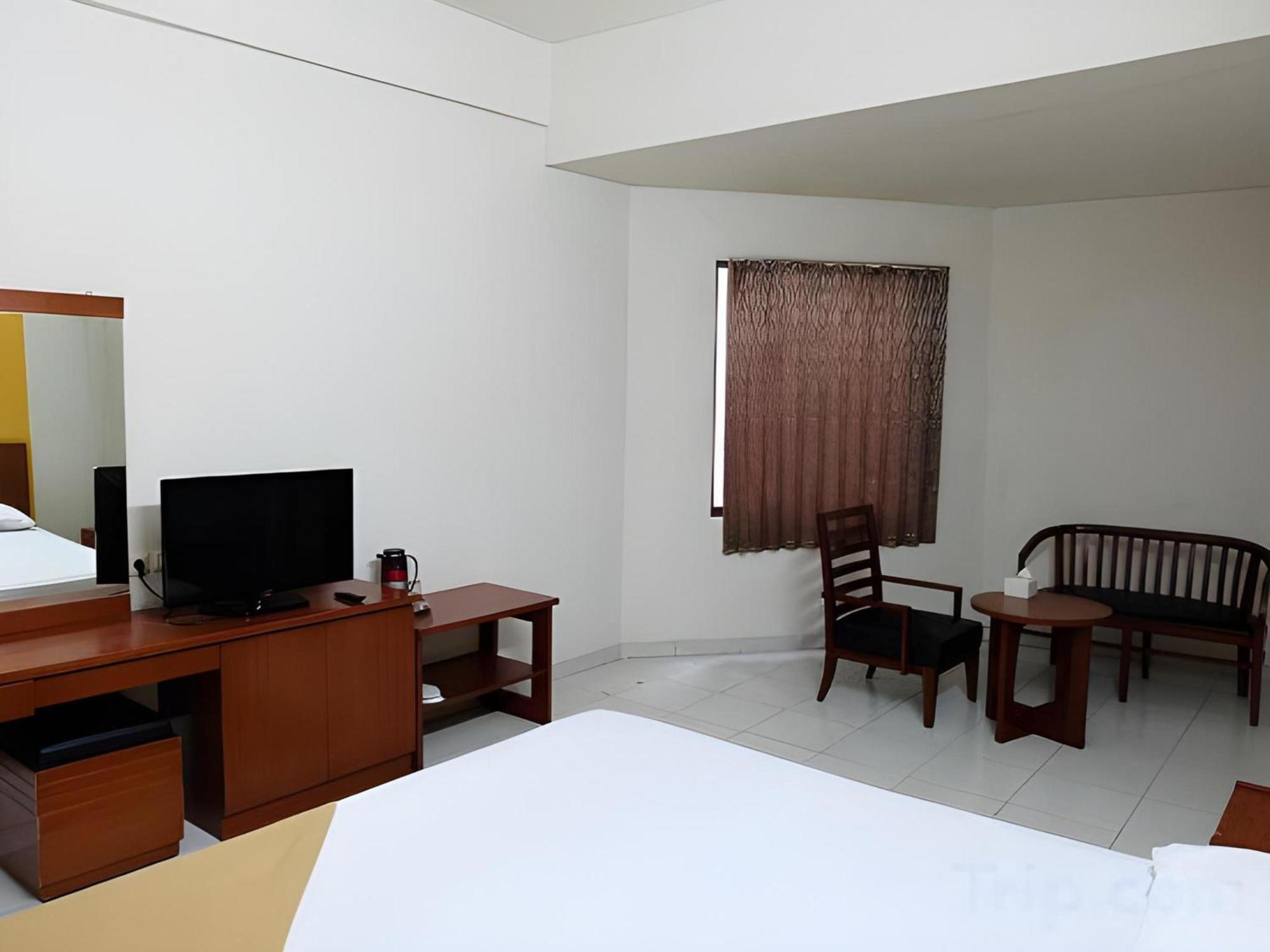 Super Oyo Townhouse Oak Hotel Fiducia Serpong Buitenkant foto