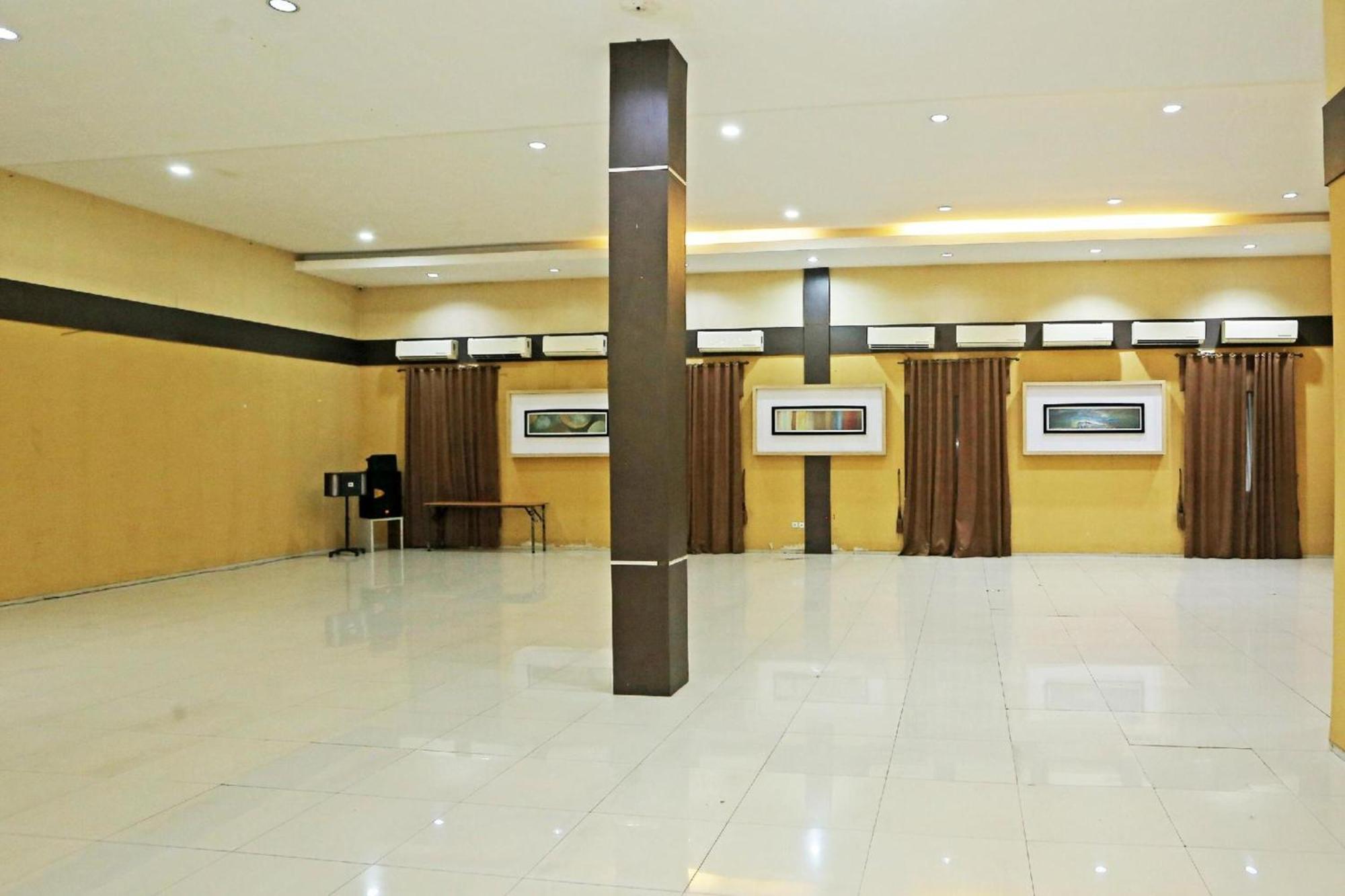 Super Oyo Townhouse Oak Hotel Fiducia Serpong Buitenkant foto